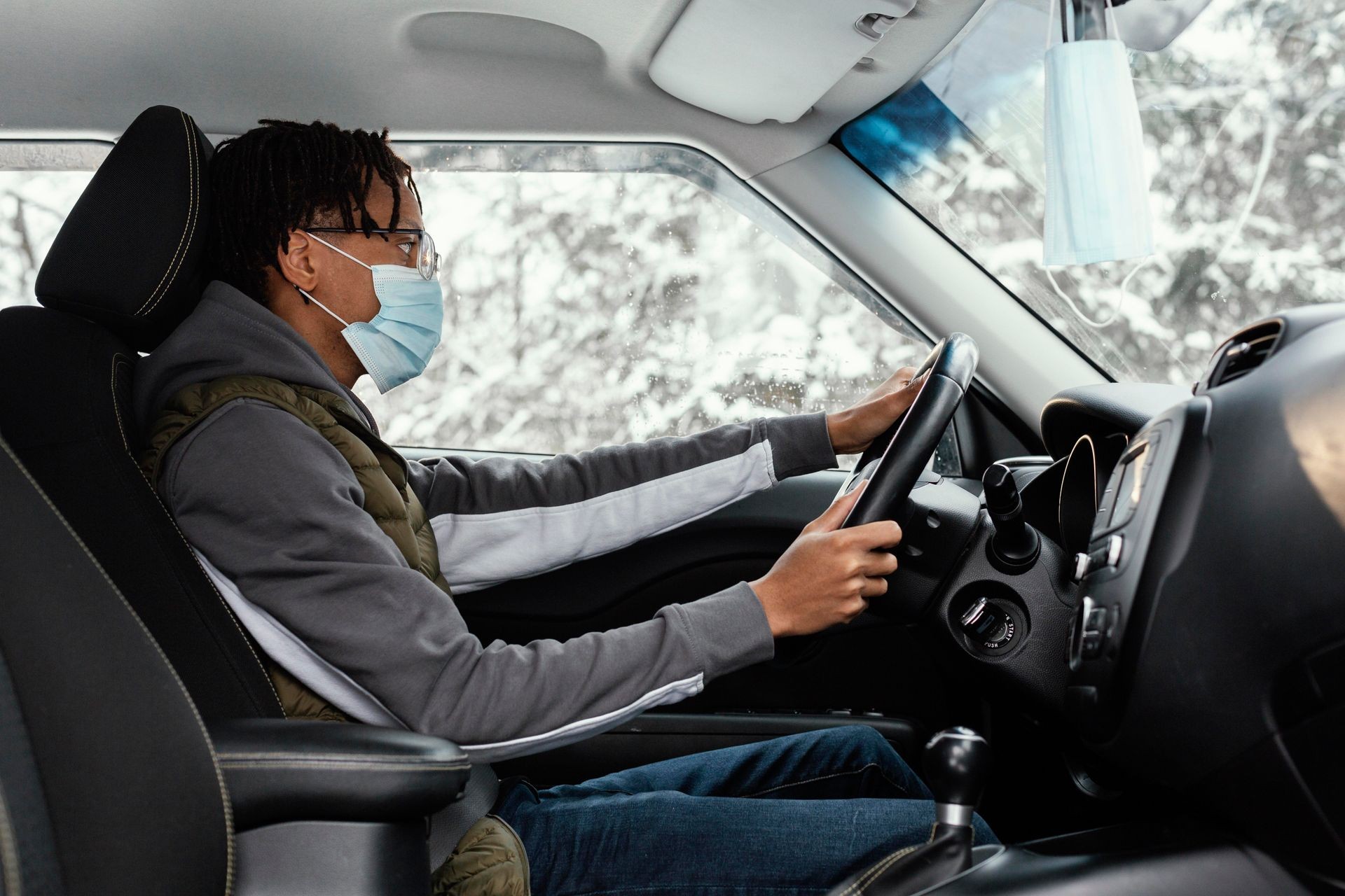 Chic Philly Comfort's Premier Transportation Service friendly and professional driver driving while wearing PPE mask